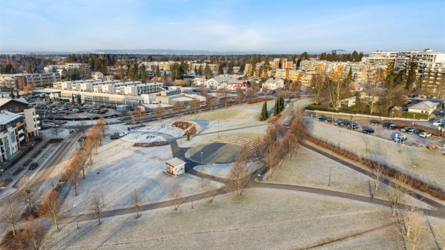 Kort gangavstand til Jessheim sentrum med et rikt utvalg av butikker, spisesteder og kulturtilbud.