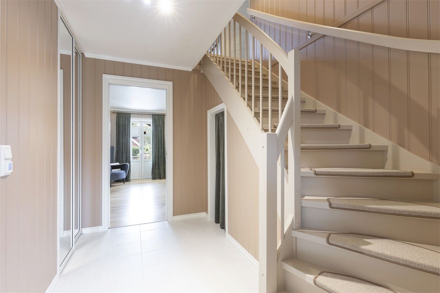 Hall med garderobeløsning og trapp til 2.etg. 