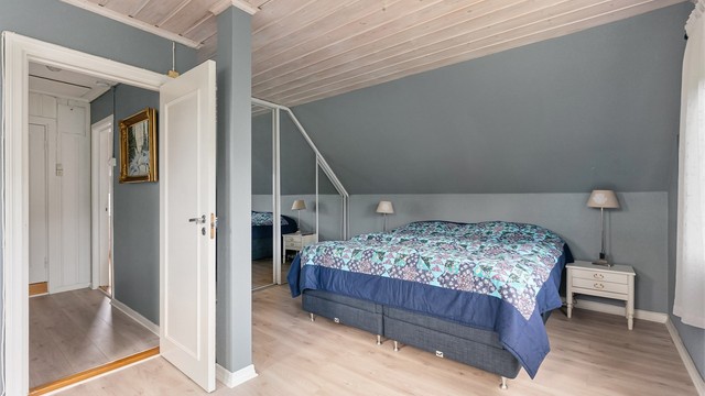 Hovedsoverommet i andre etasje er romslig og har plass til dobbeltseng og garderobeløsning.
