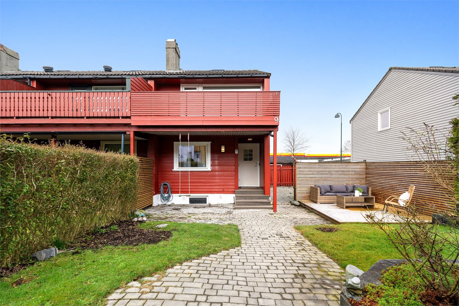 Velkommen til Øvre Sjøveien 9 - et lyst og innholdsrikt enderekkehus med sørvest vendt uteplass og dobbel biloppstillingsplass. 