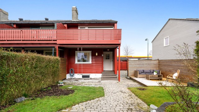 Velkommen til Øvre Sjøveien 9 - et lyst og innholdsrikt enderekkehus med sørvest vendt uteplass og dobbel biloppstillingsplass.