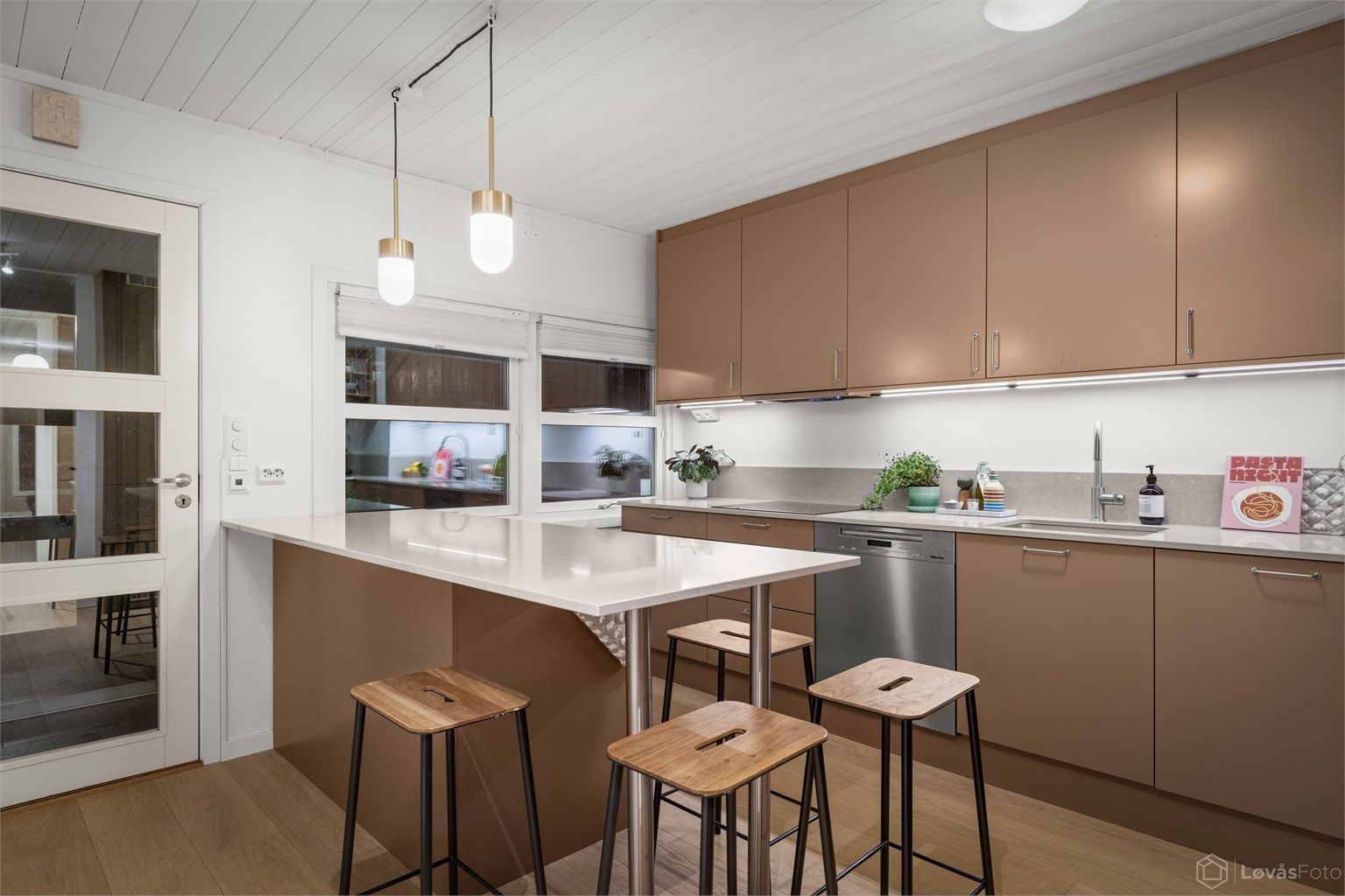 Kjøkkenøy med spiseplass og ny 1-stavs parkett med gulvvarme i 2021