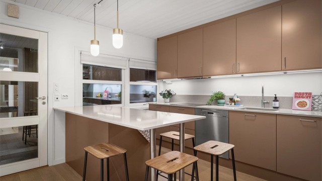Kjøkkenøy med spiseplass og ny 1-stavs parkett med gulvvarme i 2021