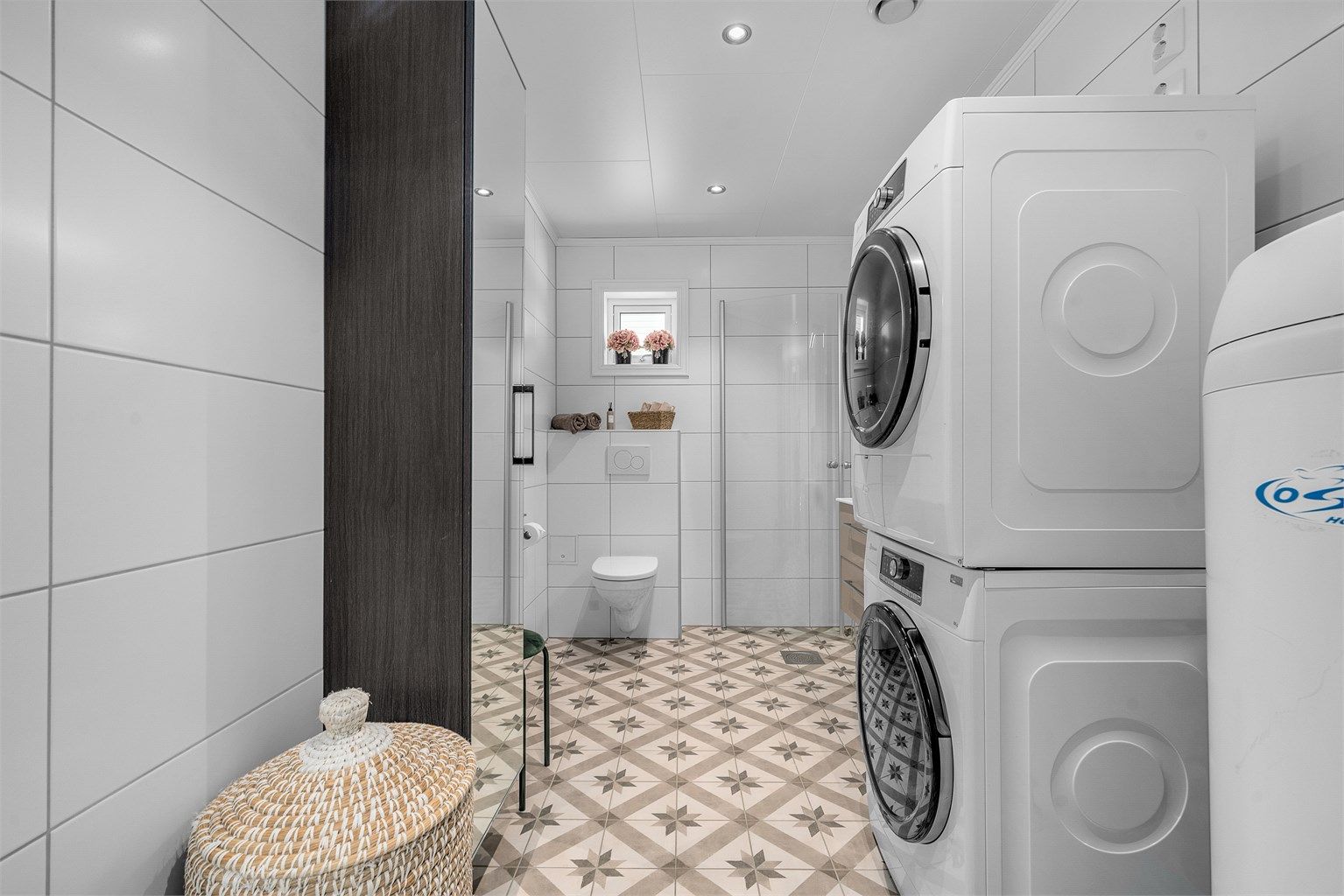 Badet i 1. etasje har opplegg for vaskemaskin og tørketrommel, samt vv-bereder på 200 liter.