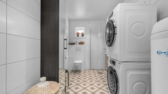 Badet i 1. etasje har opplegg for vaskemaskin og tørketrommel, samt vv-bereder på 200 liter.