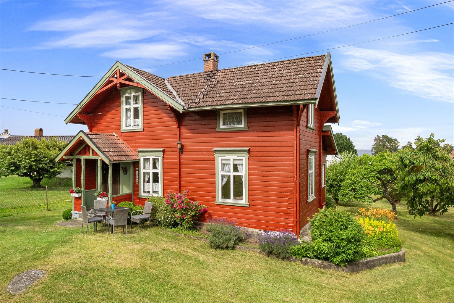 Yttervegger i trekonstruksjoner av laftet tømmer og panel.