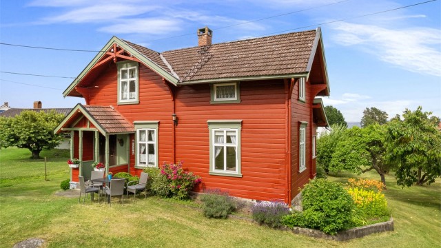 Yttervegger i trekonstruksjoner av laftet tømmer og panel.