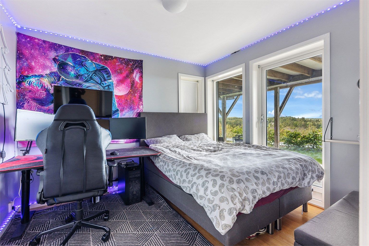 Det andre soverommet på dette planet har også utgang til uteområdet.