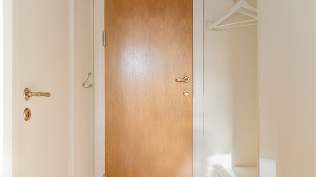 Fra gangen er det adkomst til leilighetens tre soverom, bad og toalettrom.