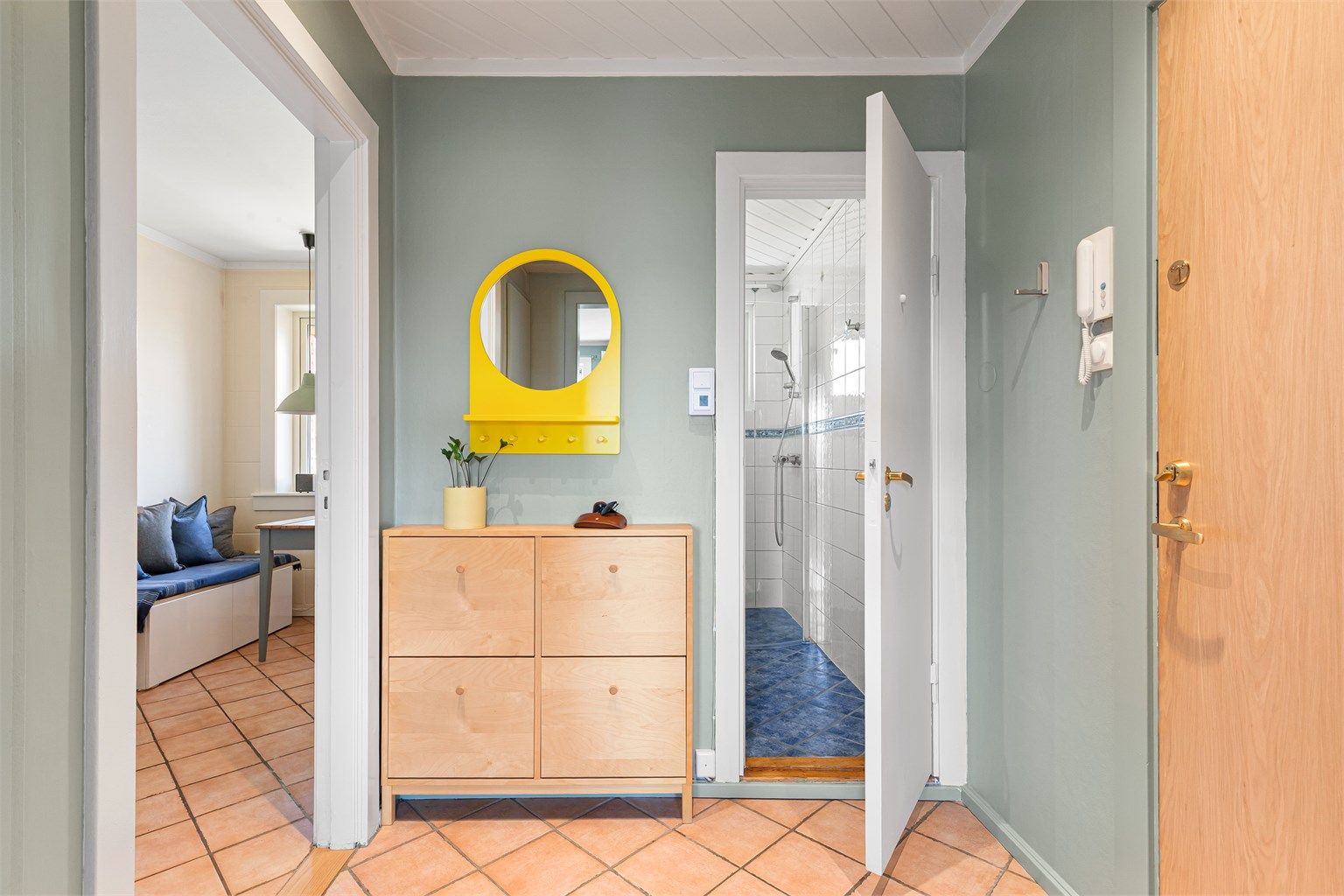 Lys og innbydende entré med adkomst til alle rom