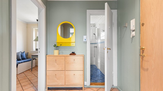 Lys og innbydende entré med adkomst til alle rom