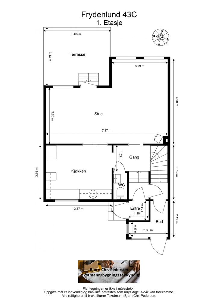 Første etasje har en praktisk rominndeling med stue, kjøkken, entré og toalettrom.