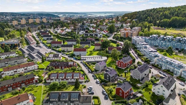 En perfekt bolig for deg som setter pris på umiddelbar nærhet til marka og enkel adkomst til sentrum!