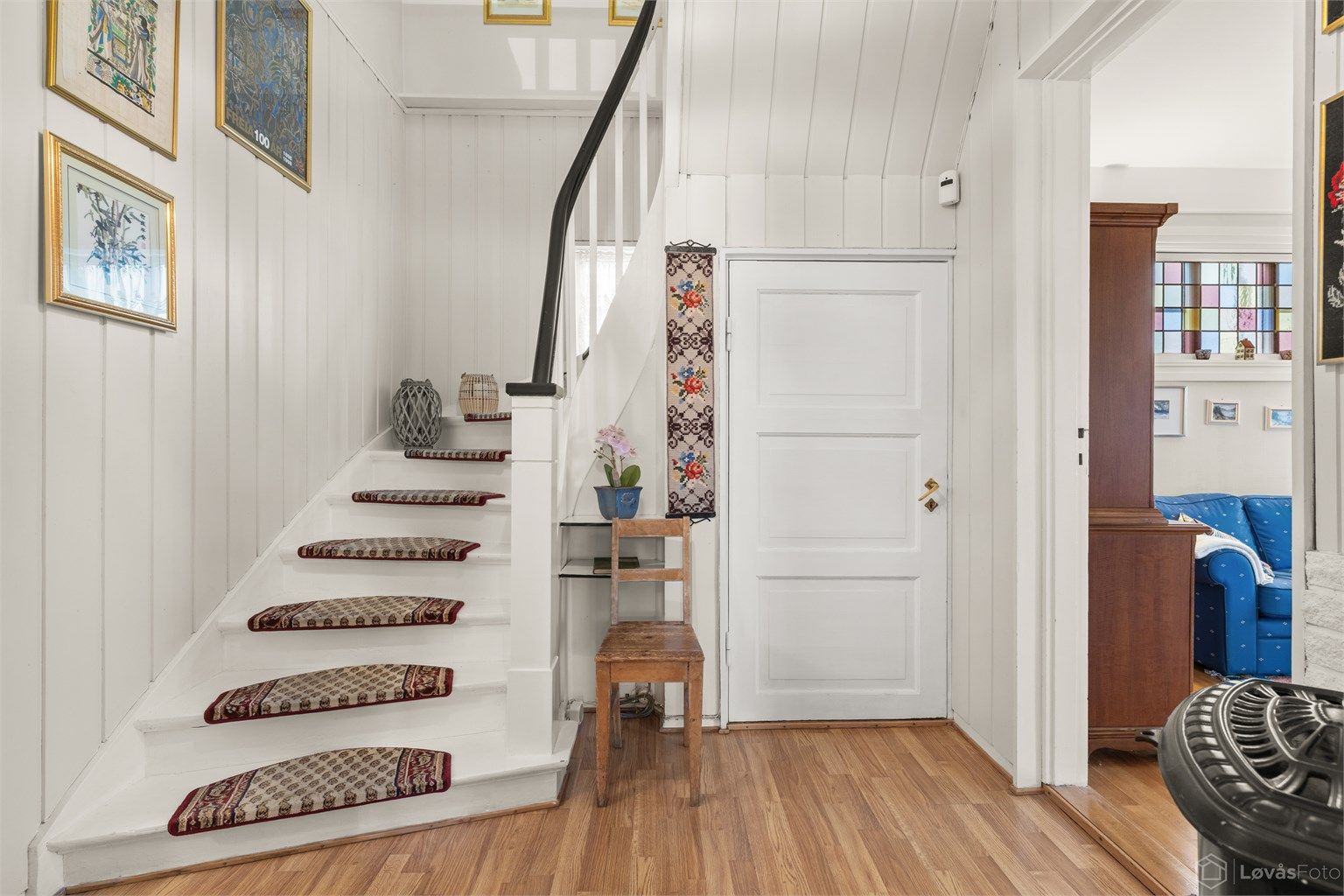 Fra gangen leder en klassisk tretrapp opp til andre etasje og ned til kjelleren.