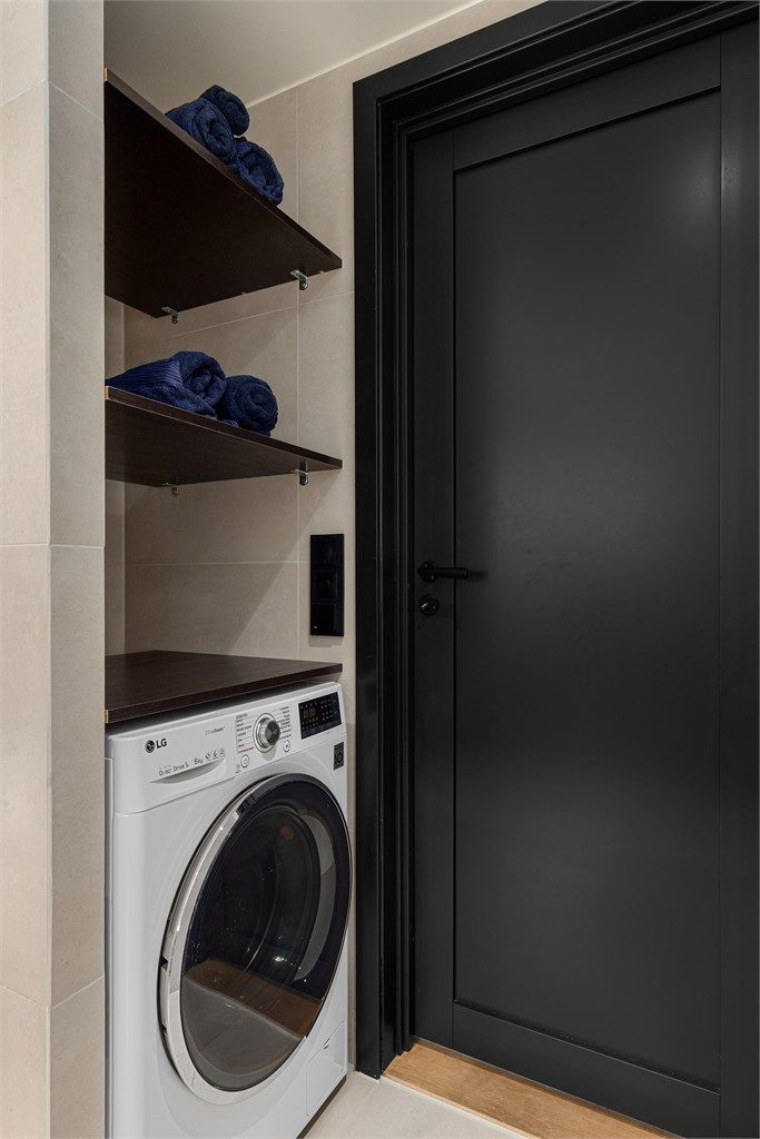 Nisje for vaskemaskin, med praktisk brettebenk. Ønsker man vaskesøyle, er det bare å fjerne hyllene, det er dobbel stikkontakt i nisjen