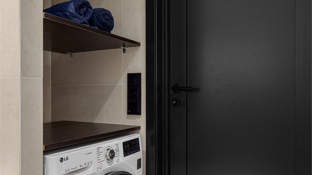 Nisje for vaskemaskin, med praktisk brettebenk. Ønsker man vaskesøyle, er det bare å fjerne hyllene, det er dobbel stikkontakt i nisjen