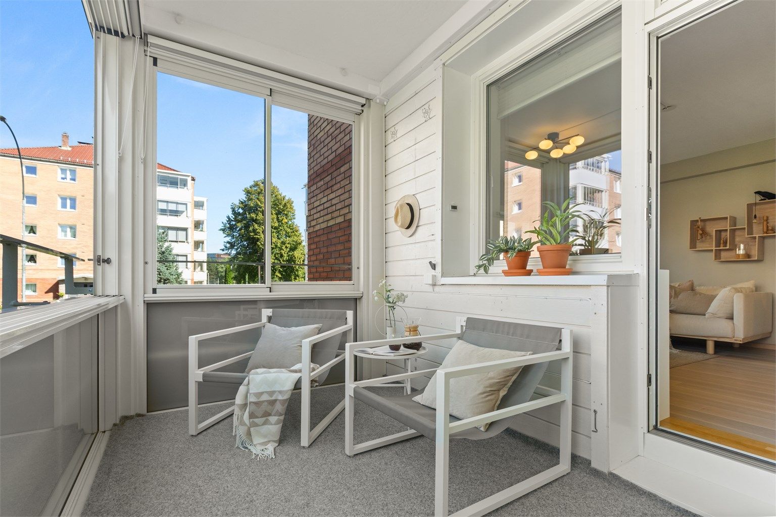 Balkongen er av god størrelse og har plass til ønsket utemøblement. Her kan årets varmere dager nytes i eget hjem, og balkongen fungerer som en fin forlengelse av stuen.