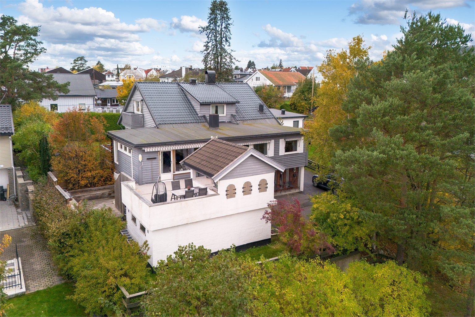 En vertikaldelt 2-mannsbolig over to plan. 