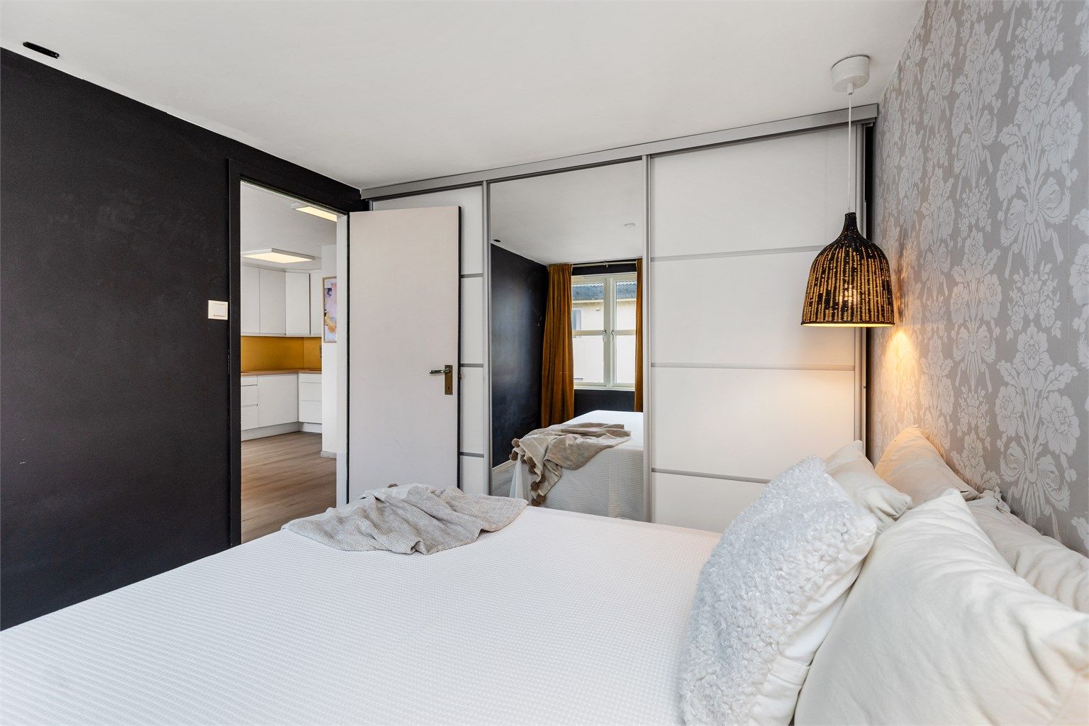 Helveggs-skyvedørsgarderobe med god oppbevaringsplass