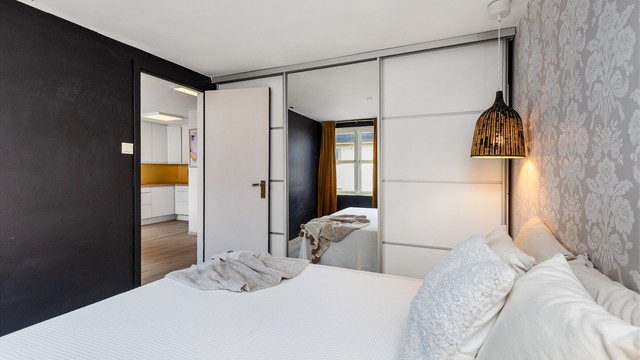 Helveggs-skyvedørsgarderobe med god oppbevaringsplass