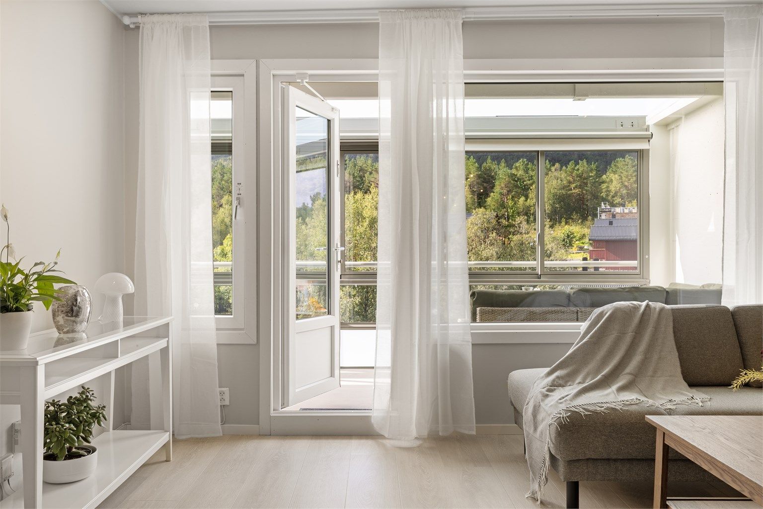 Fra stuen har man utgang til en solrik og romslig balkong.