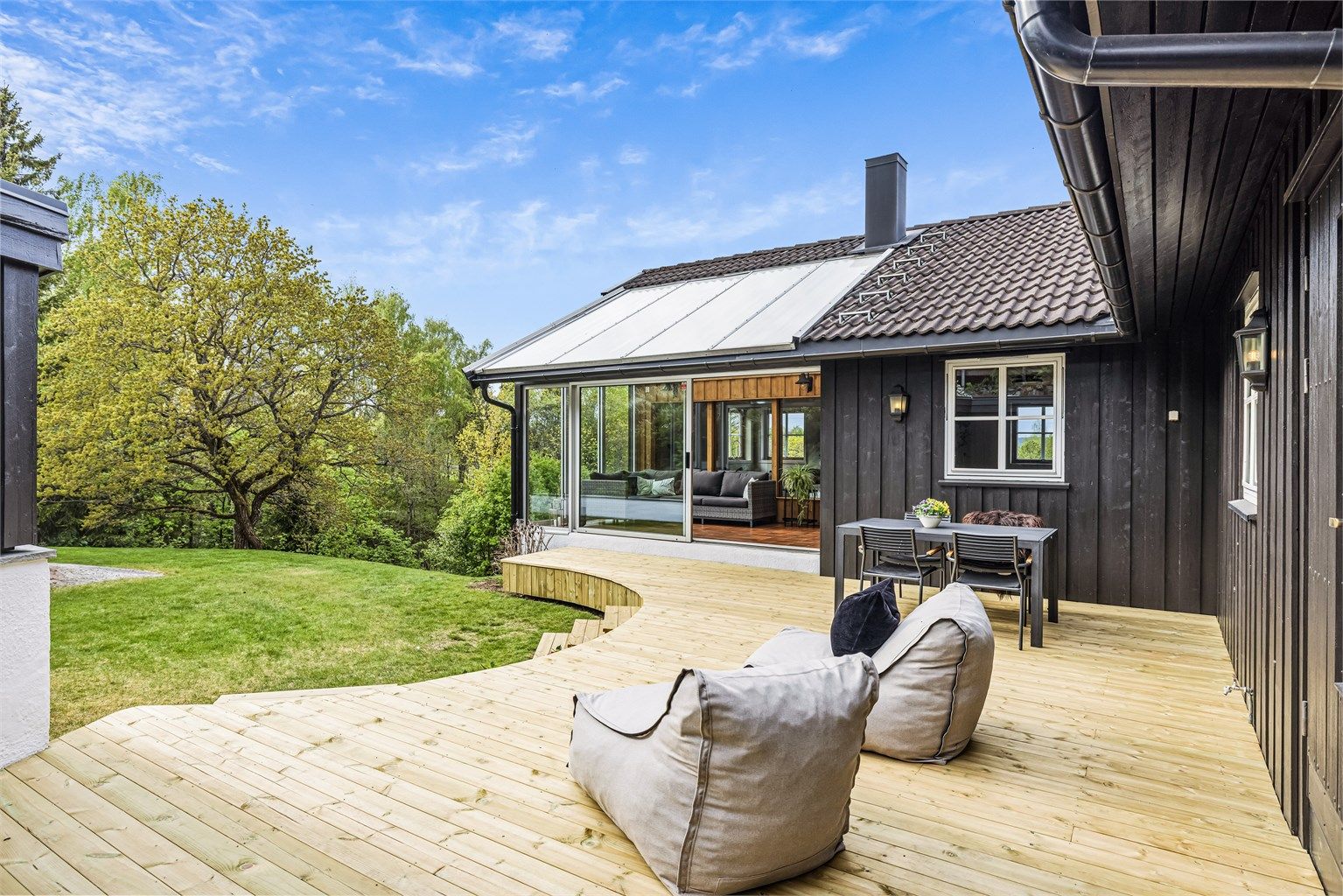 Terrassen er bygget i impregnerte materialer og har et samlet areal på ca. 40 m².