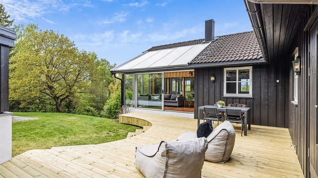 Terrassen er bygget i impregnerte materialer og har et samlet areal på ca. 40 m².