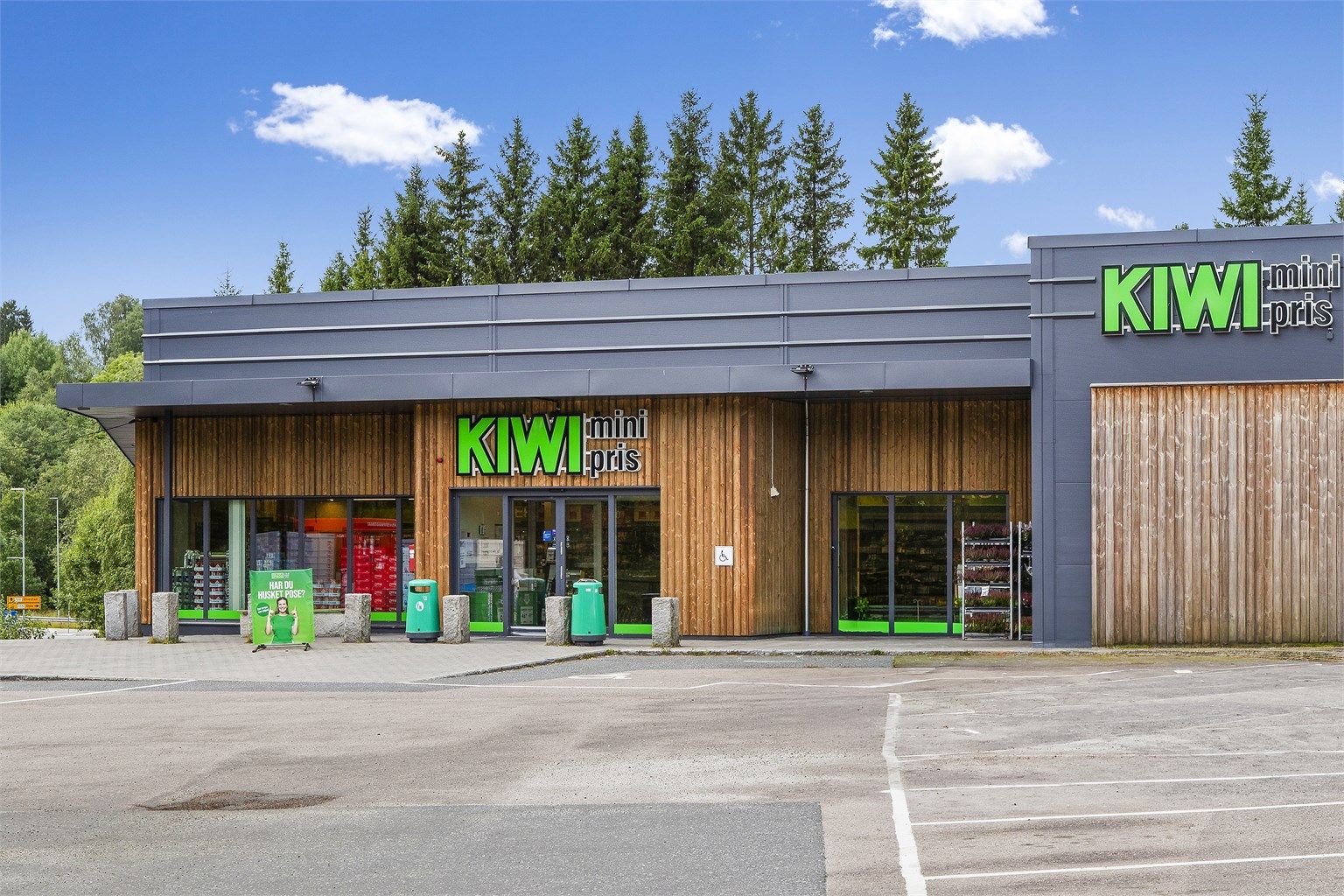 Nærmeste dagligvarehandel er Kiwi Ytre Enebakk, ca. 9 minutters gange unna.