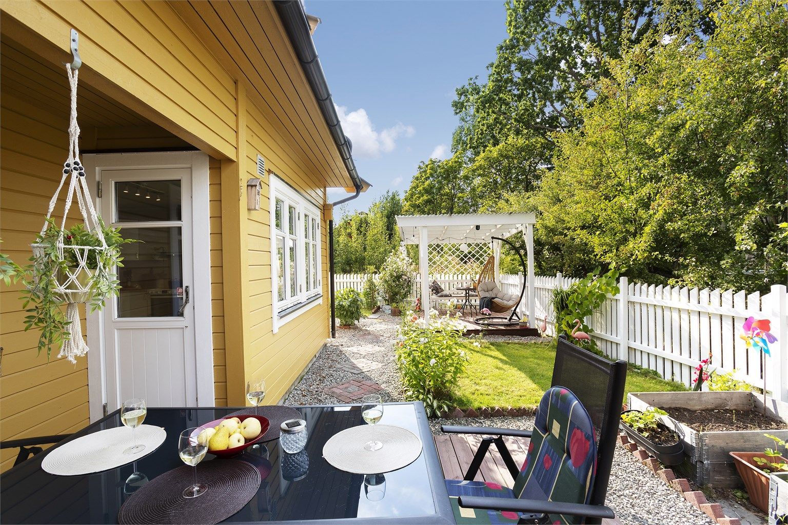 Terrassen utenfor kjøkkenet er et ideelt sted for måltider utendørs.