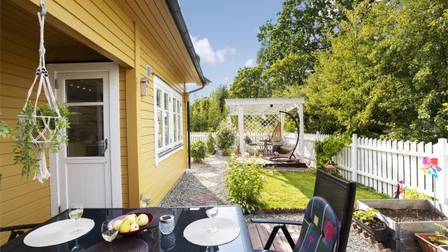 Terrassen utenfor kjøkkenet er et ideelt sted for måltider utendørs.