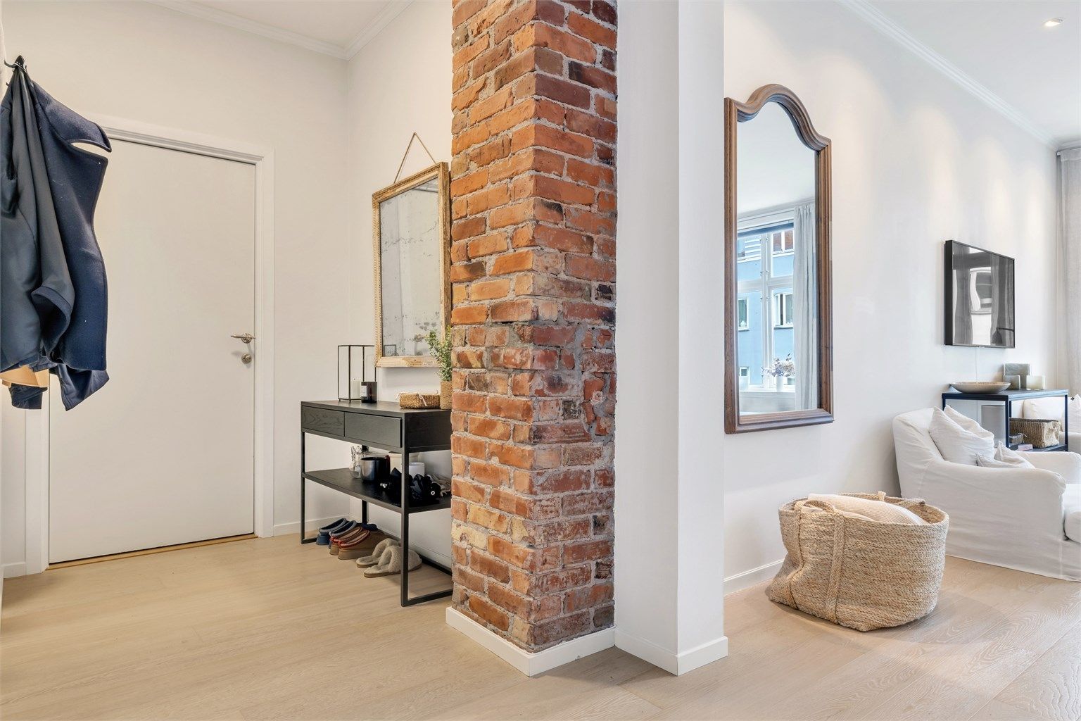 Innbydende entrè med plass til oppbevaring og møblement