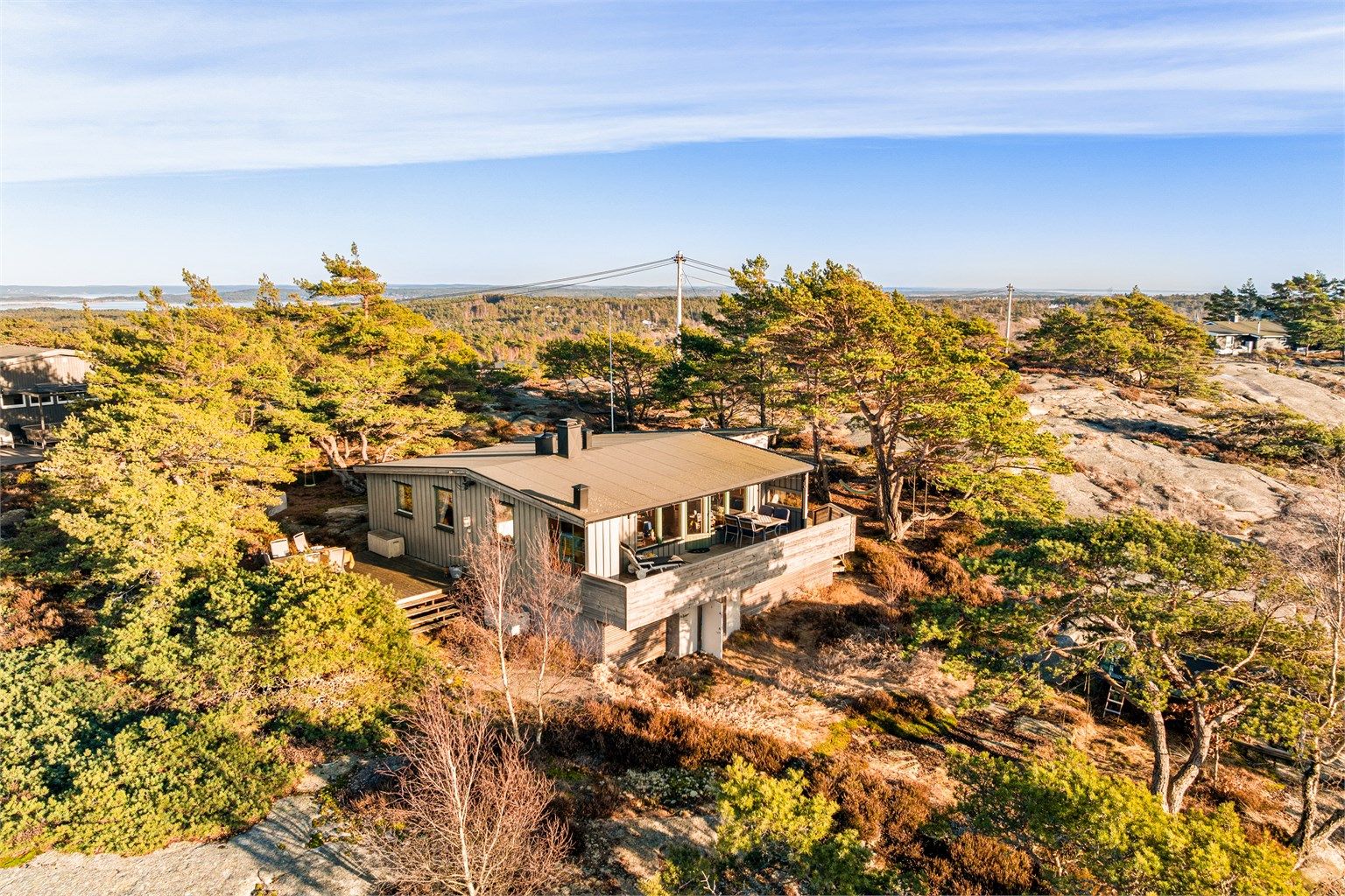 Under terrassen finnes bod med tekniske installasjoner, deriblant varmtvannsbereder. Utskiftning av boddøren må påregnes.