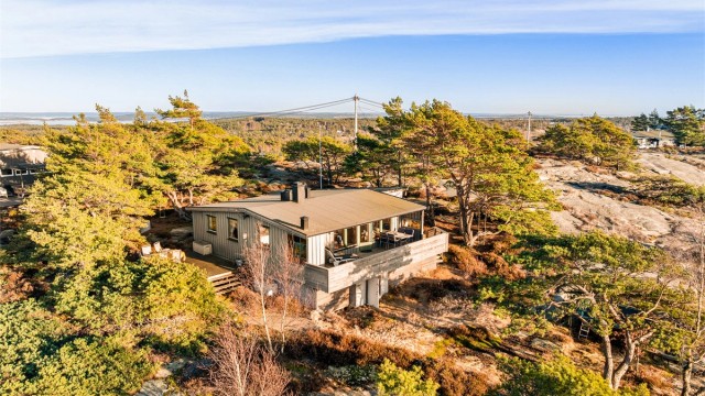 Under terrassen finnes bod med tekniske installasjoner, deriblant varmtvannsbereder. Utskiftning av boddøren må påregnes.