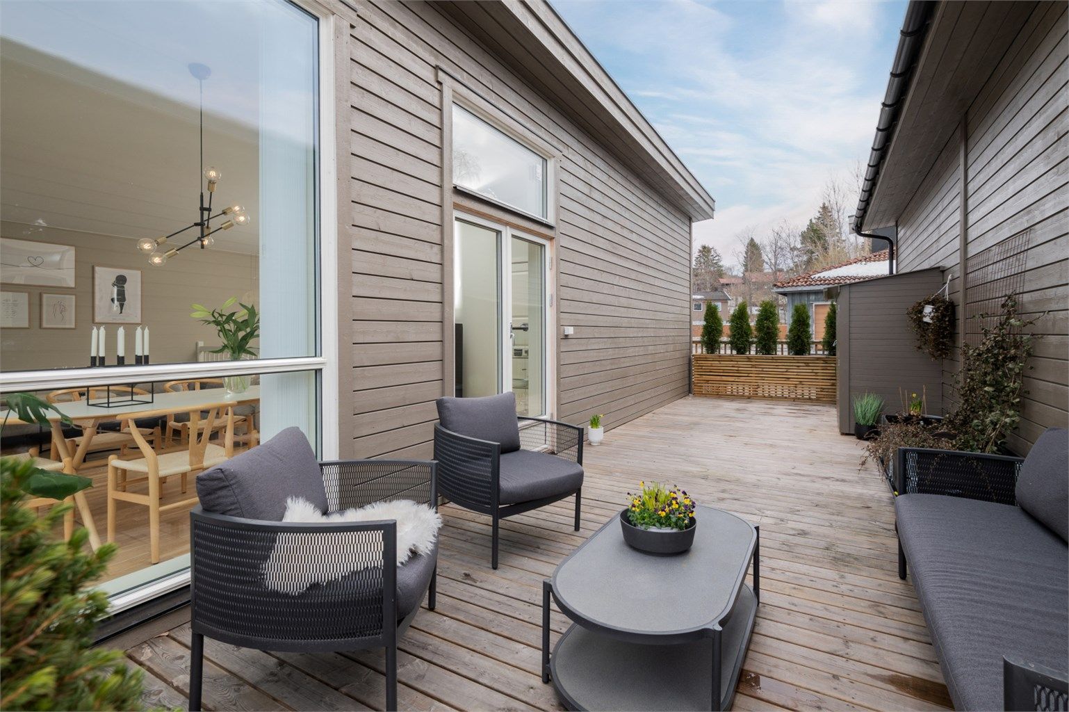 Balkongen vil på sommerstid oppleves som en fin forlengelse av stuen. 