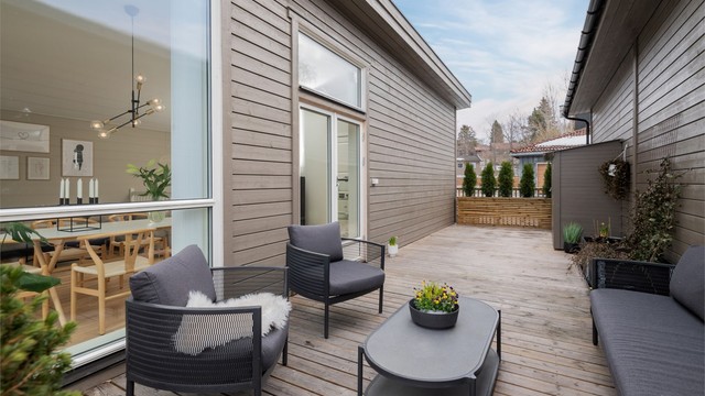 Balkongen vil på sommerstid oppleves som en fin forlengelse av stuen.