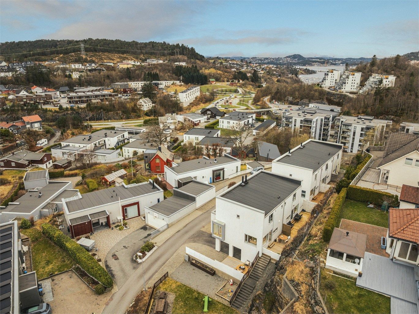 Boligen ligger i et meget attraktivt og barnevennlig boligområde på Søreide/Sandsli med høy trivselsfaktor