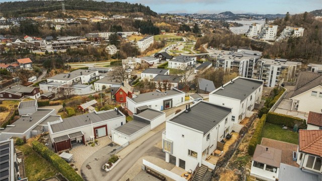 Boligen ligger i et meget attraktivt og barnevennlig boligområde på Søreide/Sandsli med høy trivselsfaktor