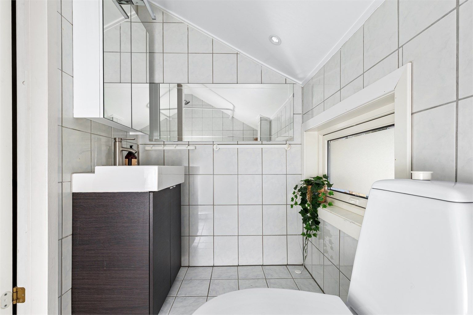 Innredet med wc, vask og dusjnisje. 