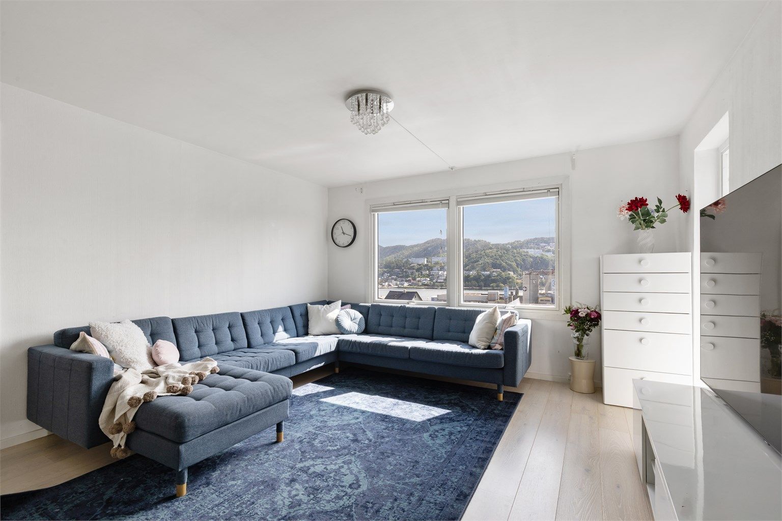 Store vindusflater som gir leiligheten flott naturlig lys