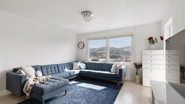 Store vindusflater som gir leiligheten flott naturlig lys