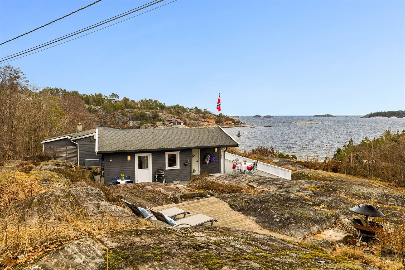 HYTTEDRØMMEN (Den lille plattingen nærmest er revet etter at bildet ble tatt for å få godkjent ombygningen av hytta).