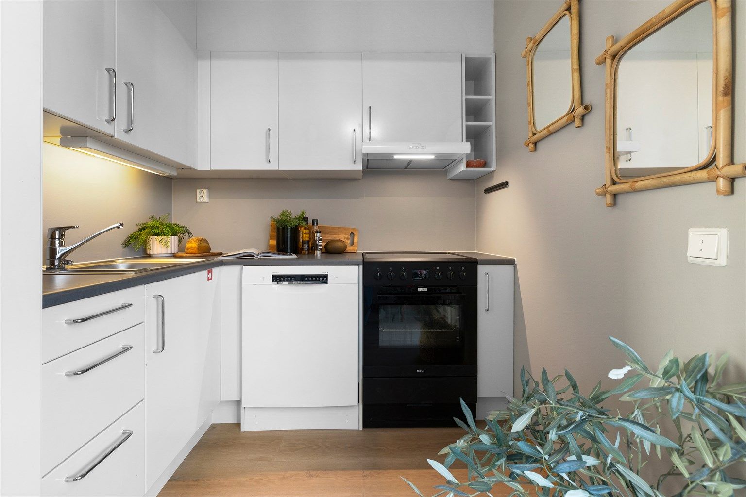 Innredningen har glatte fronter og laminert benkeplate. Mekanisk avtrekk for kjøkken og våtrom via ny kjøkkenventilator.