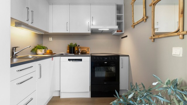 Innredningen har glatte fronter og laminert benkeplate. Mekanisk avtrekk for kjøkken og våtrom via ny kjøkkenventilator.