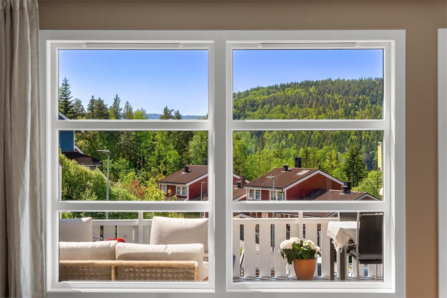 Flott utsikt gjennom stuen 