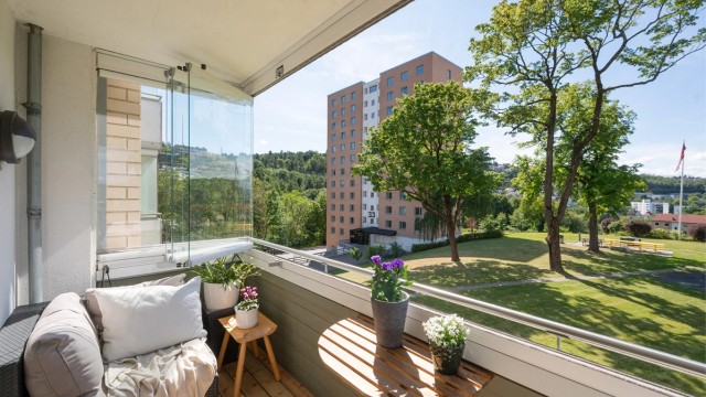 Svært solrik balkong, selger opplyser om sol fra ca 12-22 i sommermånedene.