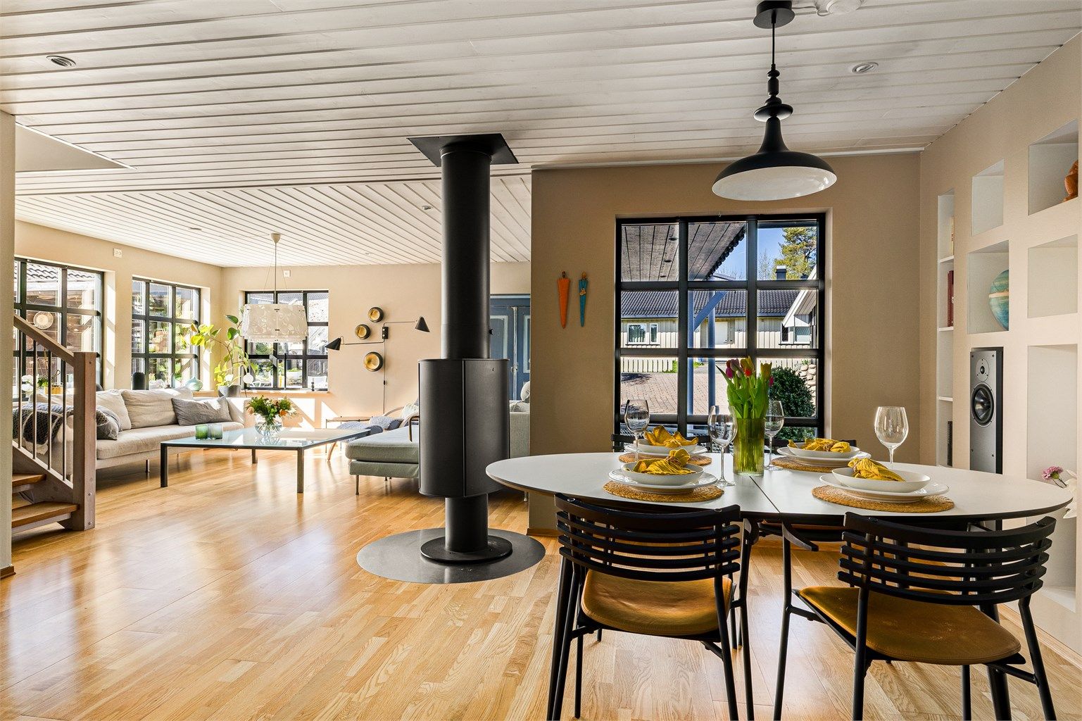 Stor stue med lekkert design.