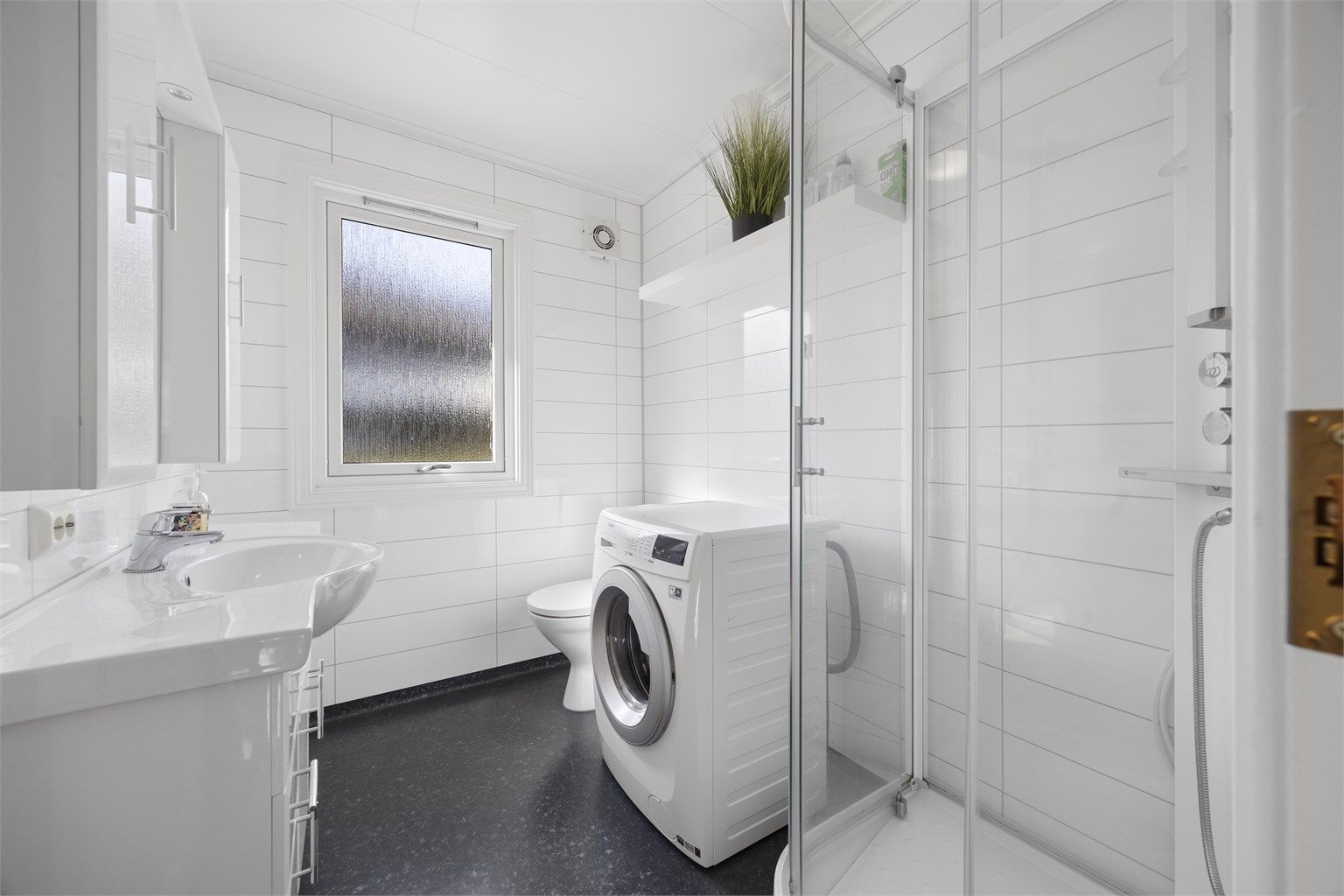 Badet i første etasje ble oppgradert i 2007 og har gulvvarme, dusjkabinett og opplegg for vaskemaskin.