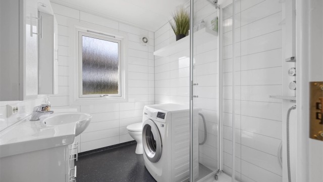 Badet i første etasje ble oppgradert i 2007 og har gulvvarme, dusjkabinett og opplegg for vaskemaskin.