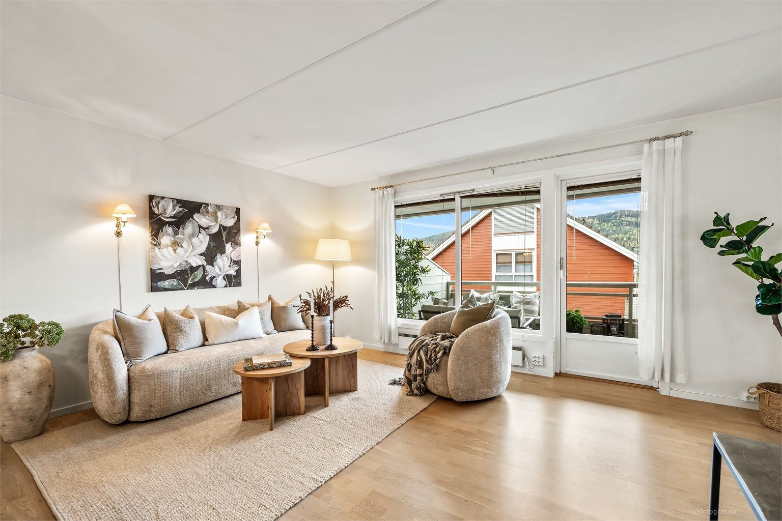 Stuen har gode vindusflater og direkte utgang til den overbygde balkongen.