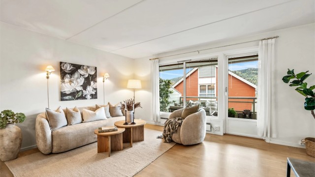 Stuen har gode vindusflater og direkte utgang til den overbygde balkongen.